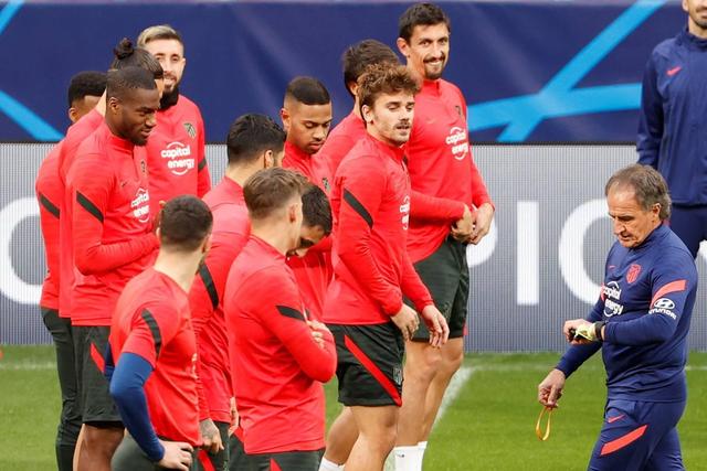 欧联杯室外气温-1℃ 曼联队长B费脱外套给球童